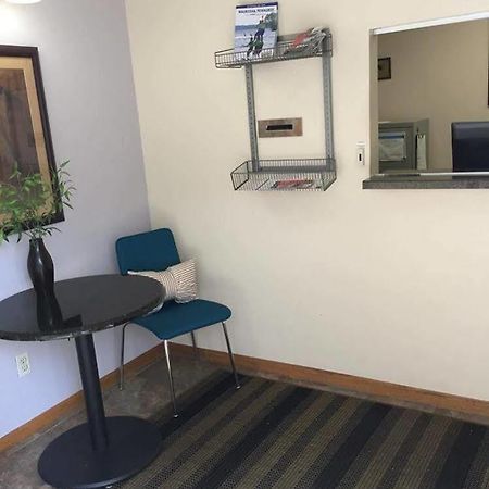 Airport Lodge Уокешо Экстерьер фото