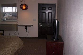 Airport Lodge Уокешо Экстерьер фото