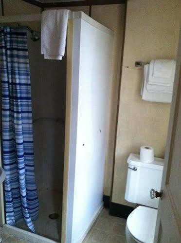 Airport Lodge Уокешо Экстерьер фото
